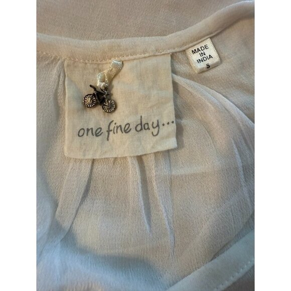 One Fine Day Blouse Womens Size Small White Sheer Embroidered Button Front Layer - Picture 4 of 5